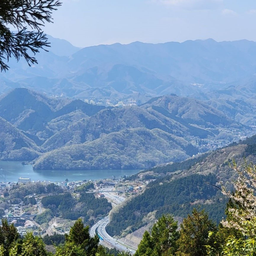 Improve your luck while climbing! A city with a variety of local gourmet food to the oasis Mt. Takao