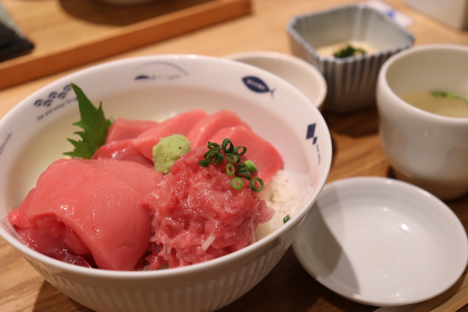 9：45　築地場外市場に到着。「究極の海玄（しーげん）まぐろ丼」を求め、行列に並ぶ