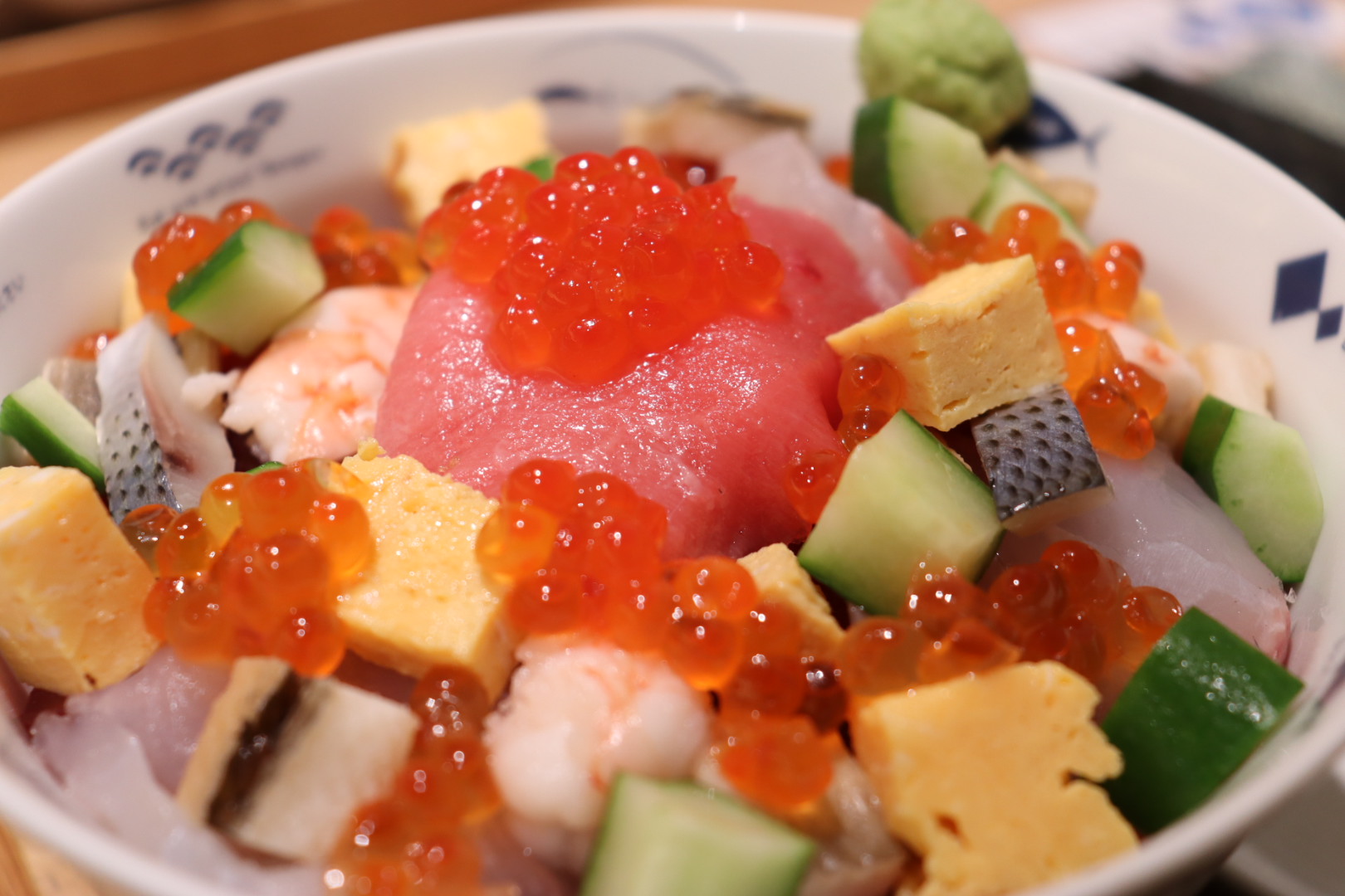 9：45　築地場外市場に到着。「究極の海玄（しーげん）まぐろ丼」を求め、行列に並ぶ