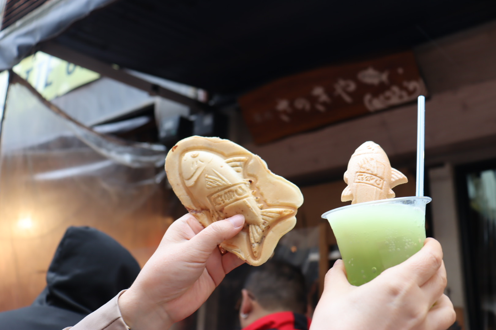 11：15　「築地さきのや」で、たい焼きならぬ「まぐろ焼き」をガブリ！