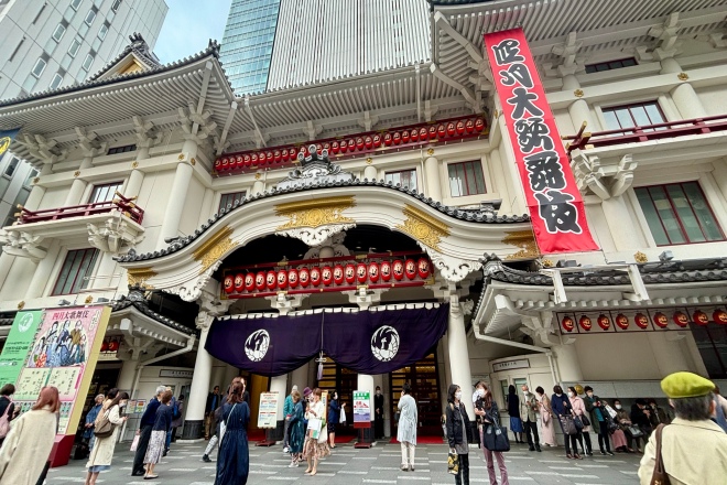 12：00 歌舞伎座に到着。まずは「一幕見席（ひとまくみせき）」当日券を入手