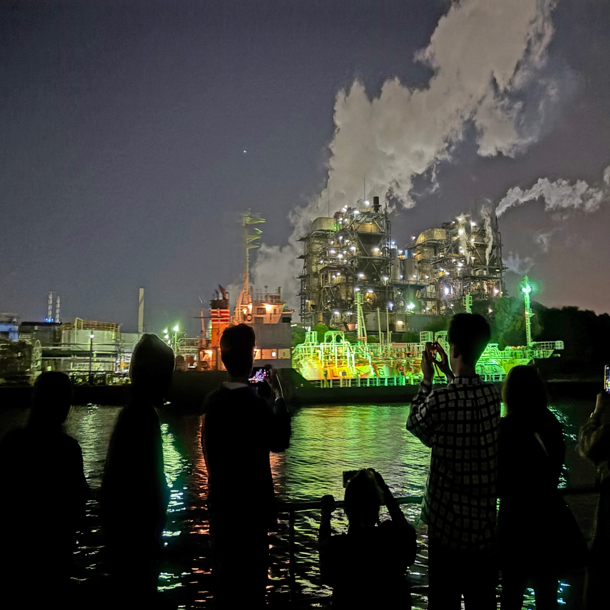 産業が創る光のアート！フォトジェニックな「川崎工場夜景屋形船クルーズ」体験